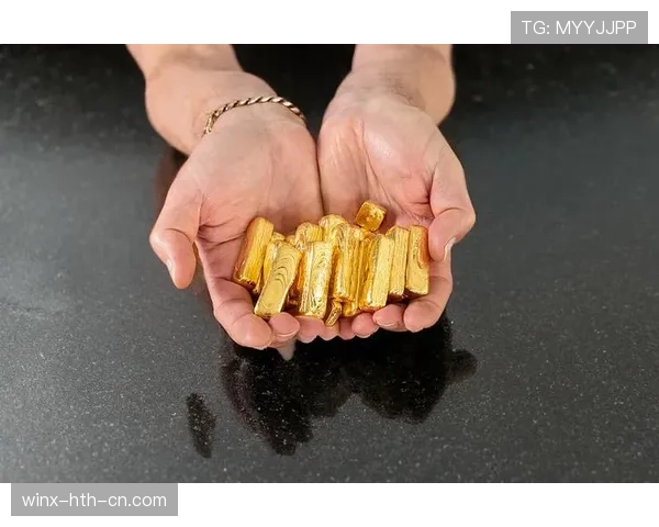 刷到冯彦哲深夜买菜那张图，我真以为他手里拎的是金条