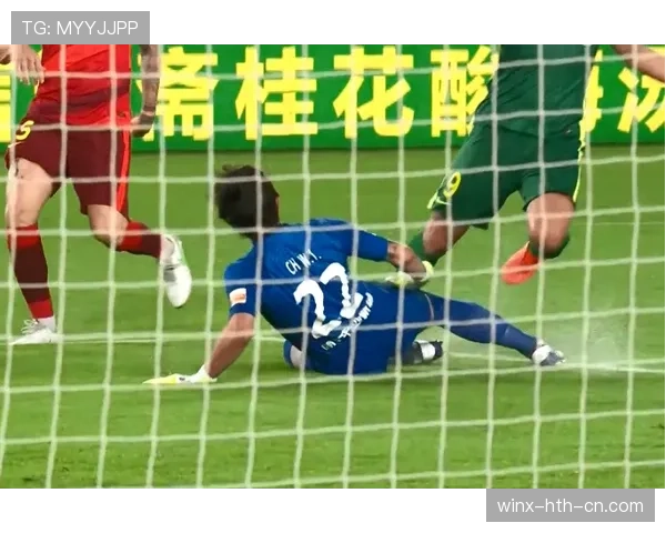 点球击中门框后弹回场内，规则如何处理？